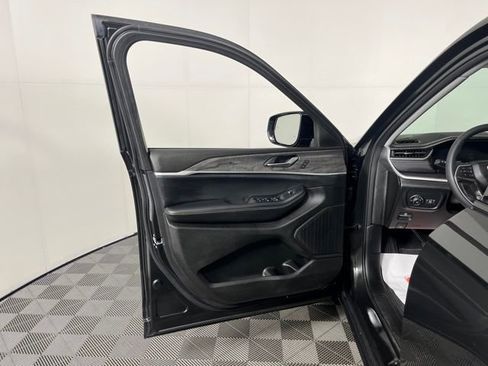 Used 2023 Jeep Grand Cherokee Limited w/ Luxury Tech Group II image 15