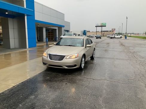 Used 2013 Chrysler 200 Touring FWD image 2
