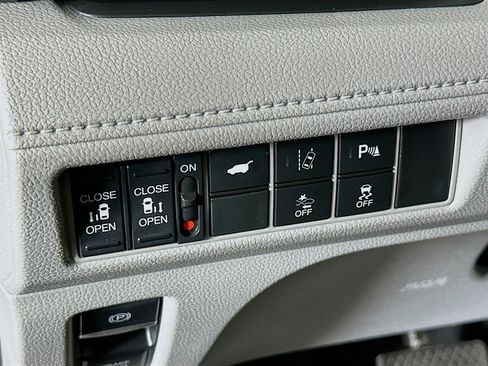 Used 2018 Honda Odyssey Touring image 17