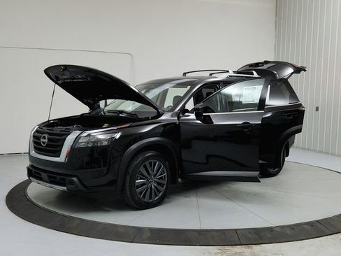 Used 2025 Nissan Pathfinder SL w/ SL Premium Package image 11