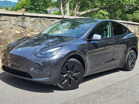 Used 2025 Tesla Model Y Long Range RWD image 2