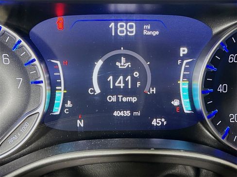 Used 2025 Chrysler Pacifica Select image 12