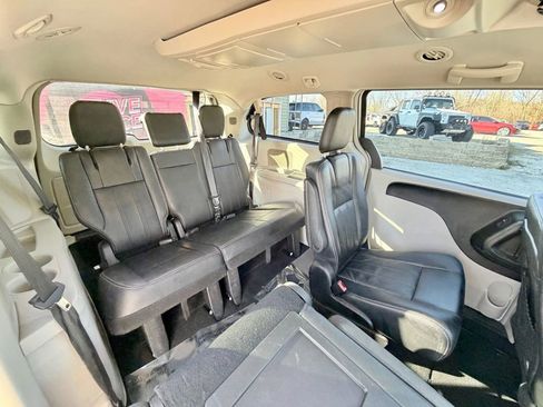 Used 2016 Chrysler Town & Country Touring FWD image 9