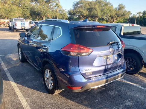 Used 2018 Nissan Rogue SV w/ Premium Package FWD image 2