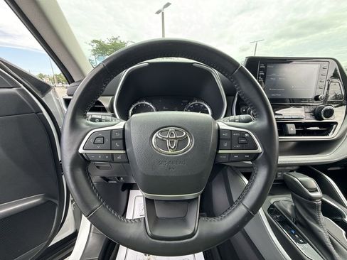 Used 2022 Toyota Highlander XLE AWD/4WD image 17