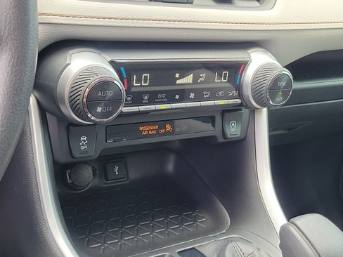 Used 2020 Toyota RAV4 XLE FWD image 28