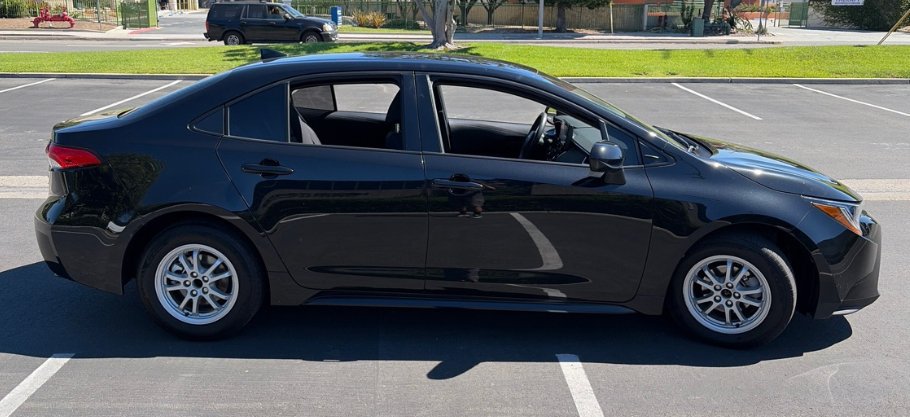 Used 2022 Toyota Corolla LE FWD image 3