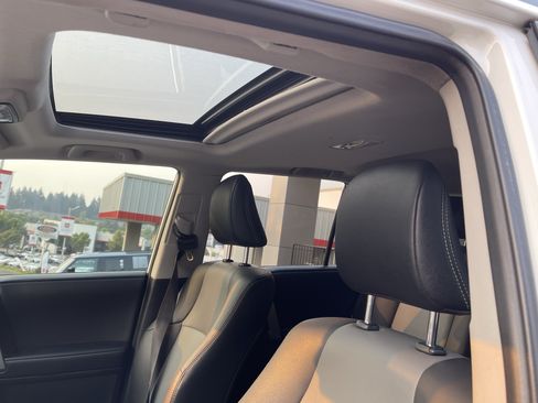Certified 2021 Toyota 4Runner SR5 Premium w/ Moonroof Package AWD/4WD image 19