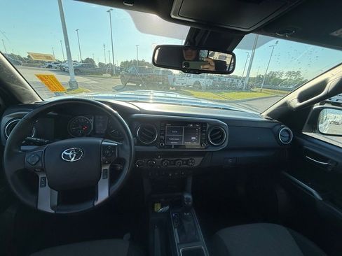 Used 2020 Toyota Tacoma TRD Sport w/ Technology Package image 14