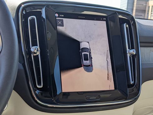 Certified 2024 Volvo XC40 B5 Ultimate w/ Climate Package AWD/4WD image 17