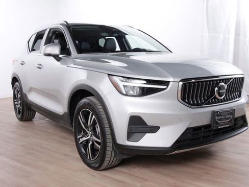 Certified 2025 Volvo XC40 B5 Plus image 3