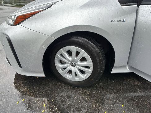 Used 2022 Toyota Prius LE FWD image 5