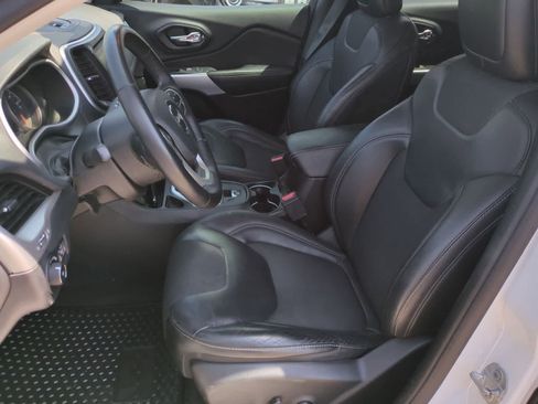 Used 2018 Jeep Cherokee Latitude Plus w/ Cold Weather Group FWD image 16