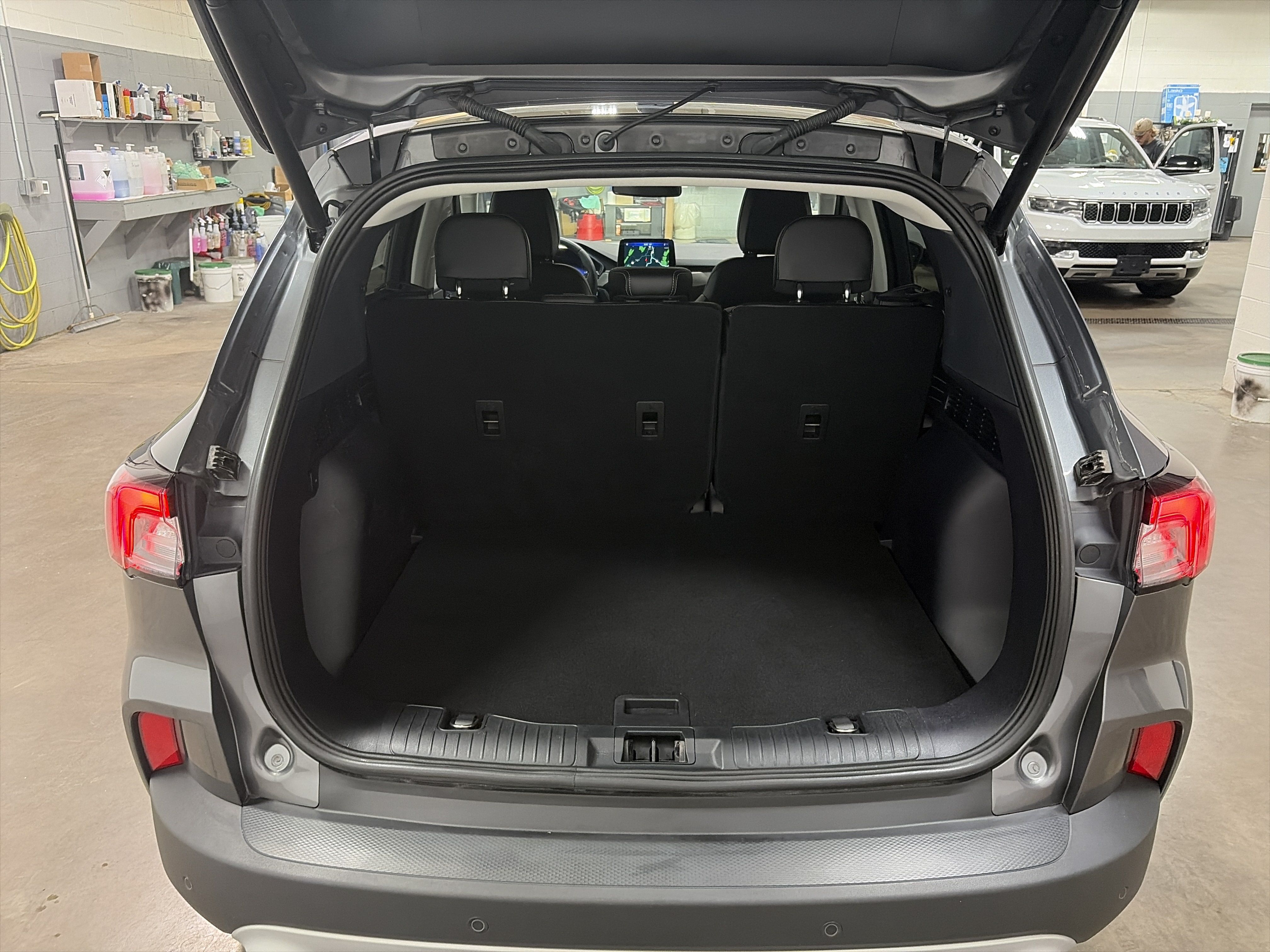 Used 2022 Ford Escape Titanium AWD/4WD image 29