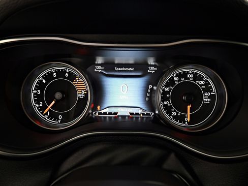 Used 2019 Jeep Cherokee Limited image 8