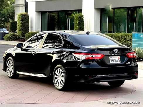 Used 2019 Toyota Camry LE image 4