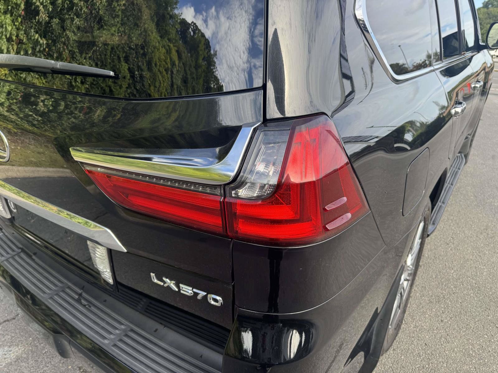 Used 2017 Lexus LX 570 4WD w/ Luxury Package image 11