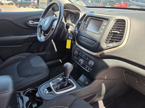 Used 2016 Jeep Cherokee Latitude FWD image 15