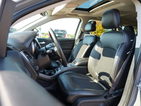 Used 2019 Dodge Journey Crossroad w/ Nav & Sun Group AWD/4WD image 12