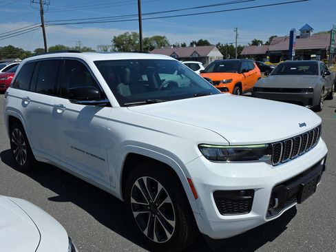 Used 2023 Jeep Grand Cherokee Overland w/ Luxury Tech Group IV AWD/4WD image 4