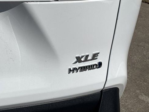 Used 2021 Toyota RAV4 XLE w/ Convenience Package image 7