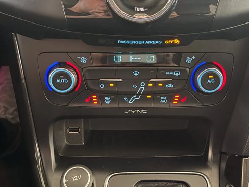 Used 2015 Ford Focus Titanium FWD image 36