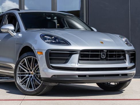 Certified 2026 Porsche Macan AWD/4WD image 9
