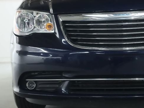 Used 2015 Chrysler Town & Country Touring FWD image 6