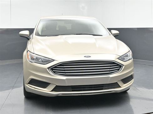 Used 2017 Ford Fusion SE w/ Fusion SE Technology Package FWD image 2