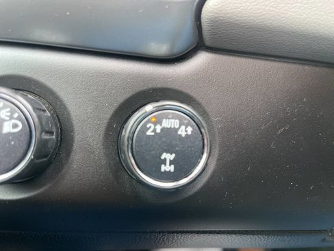 Used 2017 Chevrolet Suburban LT image 27