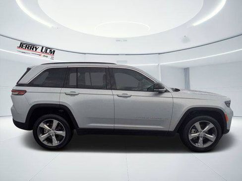 Certified 2025 Jeep Grand Cherokee Limited RWD image 2