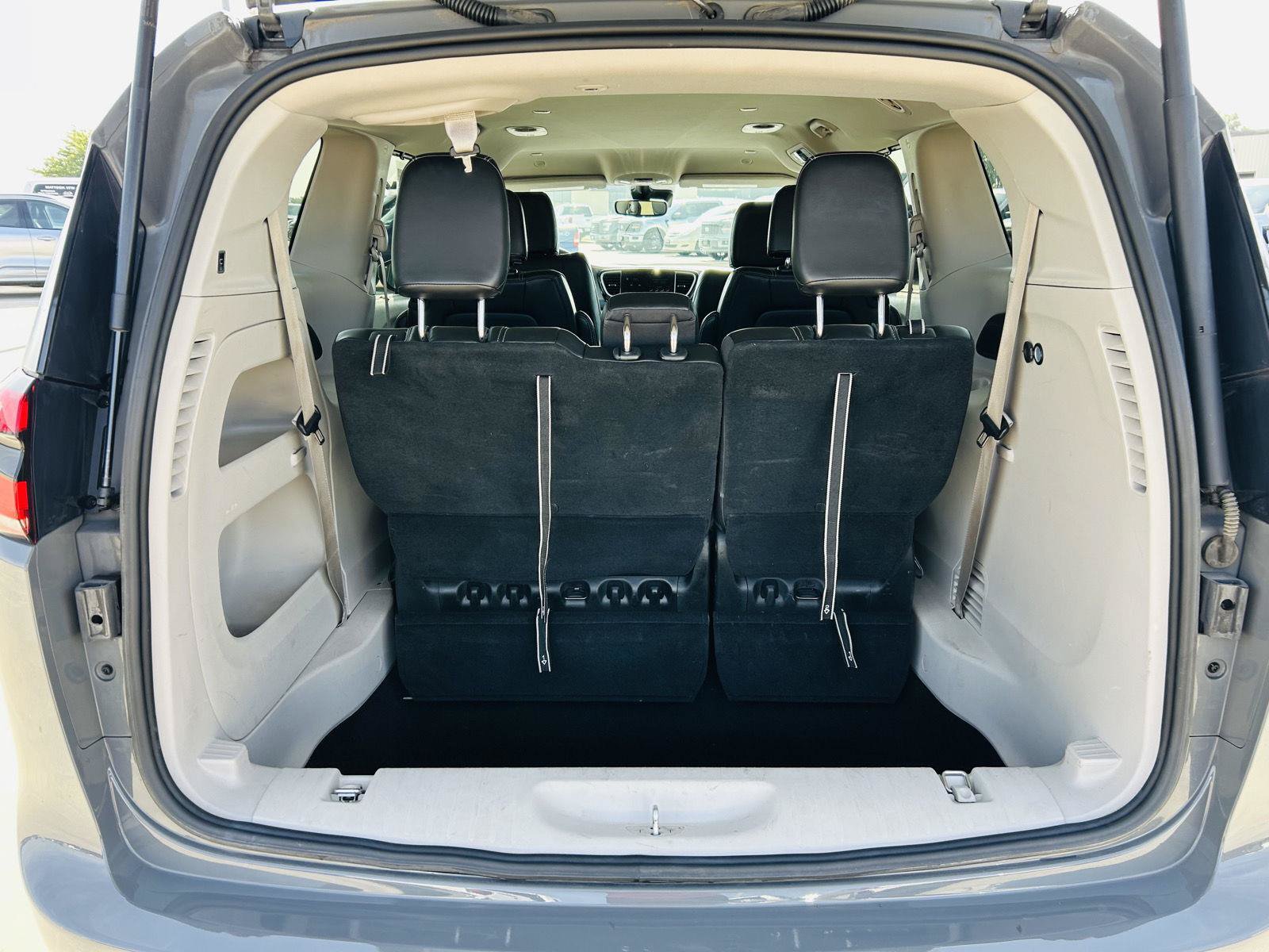 Used 2023 Chrysler Pacifica Touring-L FWD image 27