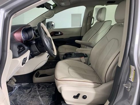 Used 2019 Chrysler Pacifica Limited w/ Advanced Safetytec Group FWD image 21