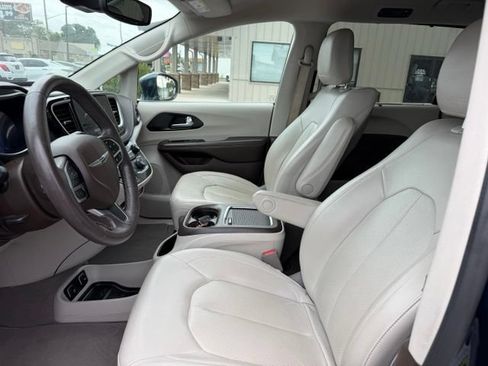 Used 2021 Chrysler Pacifica Touring-L w/ Uconnect Theater Family Group FWD image 7
