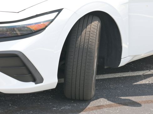 Used 2024 Hyundai Elantra SE FWD image 31