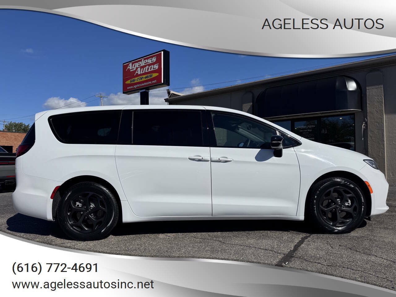 Used 2023 Chrysler Pacifica Limited w/ Uconnect Theater Family Group FWD image 1
