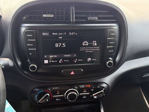 Used 2025 Kia Soul LX w/ LX Technology Package FWD image 24
