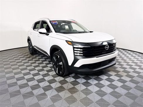 Certified 2025 Nissan Kicks SR image 1