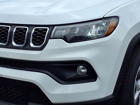 Used 2025 Jeep Compass Latitude AWD/4WD image 10
