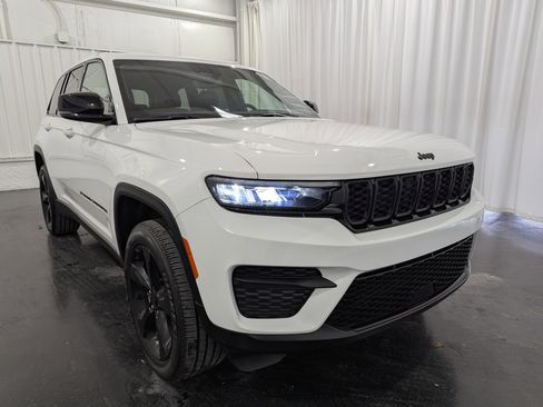 Used 2024 Jeep Grand Cherokee Altitude image 5