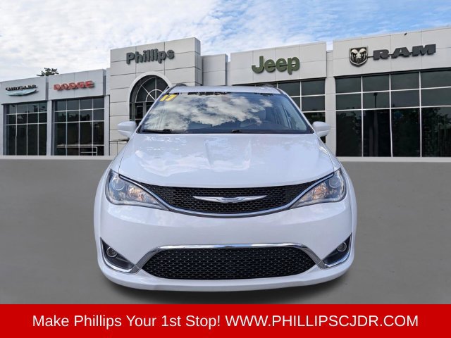 Used 2017 Chrysler Pacifica Touring-L FWD image 8