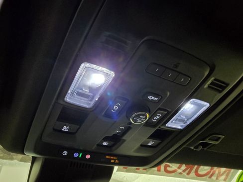 Used 2024 GMC Yukon XL Denali image 31