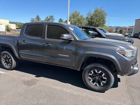 Used 2019 Toyota Tacoma TRD Off-Road w/ Technology Package image 3