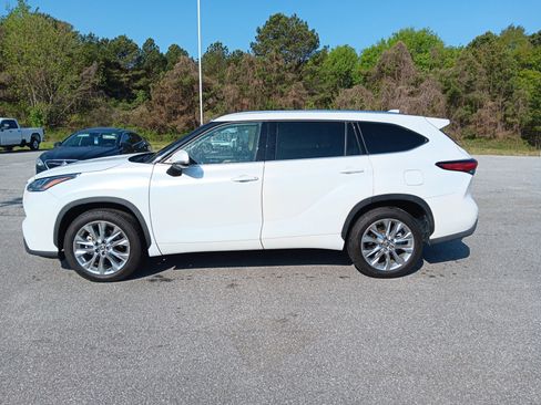 Used 2023 Toyota Highlander Limited FWD image 3