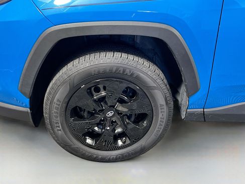 Used 2019 Toyota RAV4 LE FWD image 13