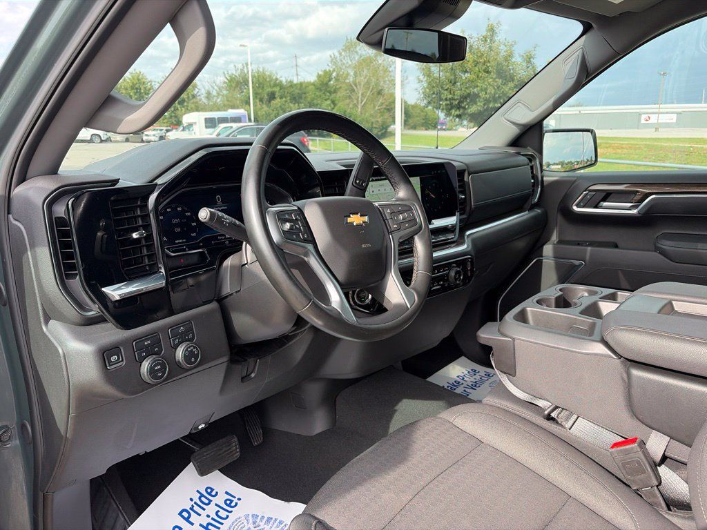 Used 2025 Chevrolet Silverado 1500 LT AWD/4WD image 46