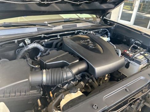 Used 2017 Toyota Tacoma 2WD Double Cab image 10