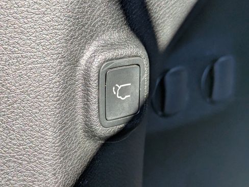 Used 2019 Jeep Cherokee Latitude Plus w/ Comfort/Convenience Group image 30