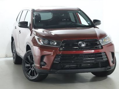 Used 2019 Toyota Highlander SE w/ Nightshade Edition