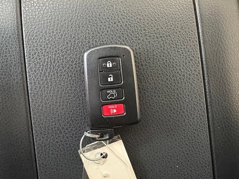 Used 2018 Toyota Highlander XLE AWD/4WD image 29
